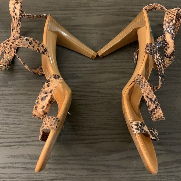 Italian shoemakers size 8 heels reptile print detail.  NWOT - Picture 2 of 9